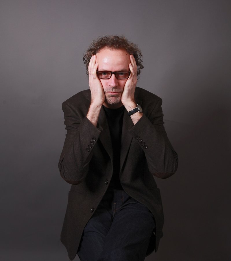 Uomo con le mani sulla testa