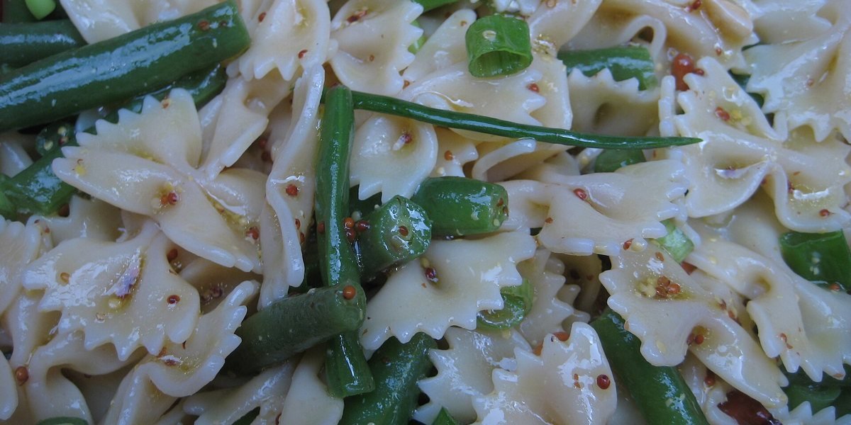 Insalata di pasta con farfalle, fagiolini e semi